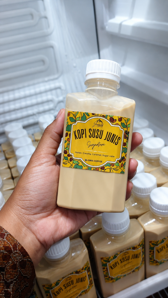 Kopi Susu Junis by Junis Coffee dengan rasa creamy caramel