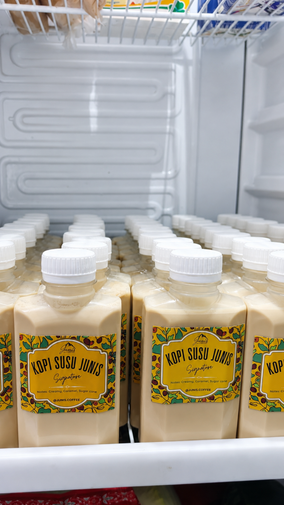 stok Kopi Susu Junis siap dingin dan siap minum