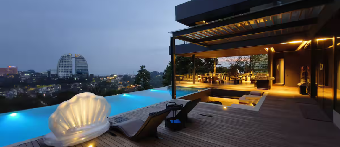 Pemandangan Kota Bandung dari Amulya Luxury Villa Dago
