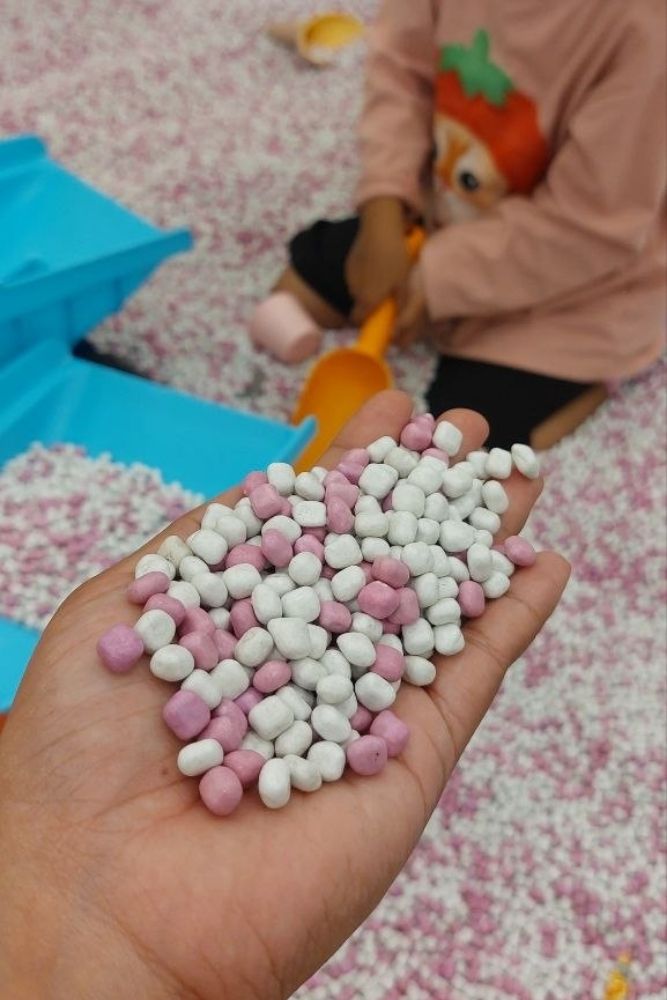 pasir batuan kecil berwarna pink dan putih di area bermain pasir kids box jumbo by kidzoona di ciwalk bandung