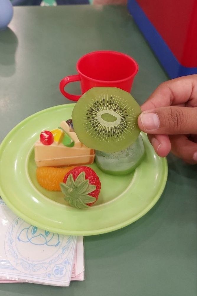 buah dan cake di area pretend play cake shop